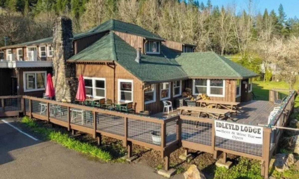 Roseburg Bed & Breakfast | 1 Bedroom Queen Suite- Historic Lodge on the North Umpqua River