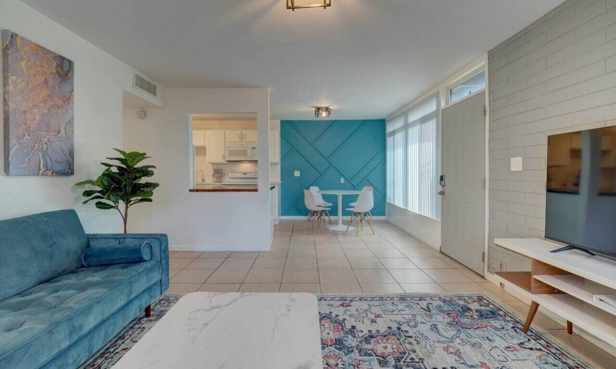 Camelback East Apartment | 1 bedroom uptown apartment with pool