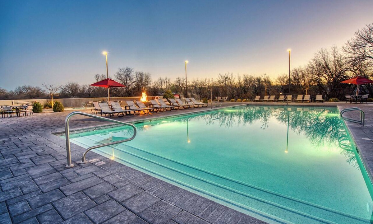 Camp Verde Hotel | 1 Bedroom w/loft Deluxe Cabin Sleeps 6- Dog friendly