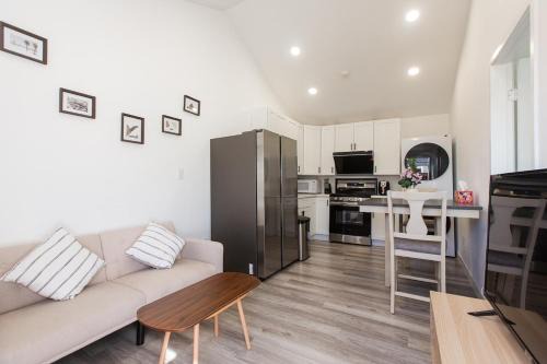 Valinda House | 1 Bedroom with King Bed Near Attractions