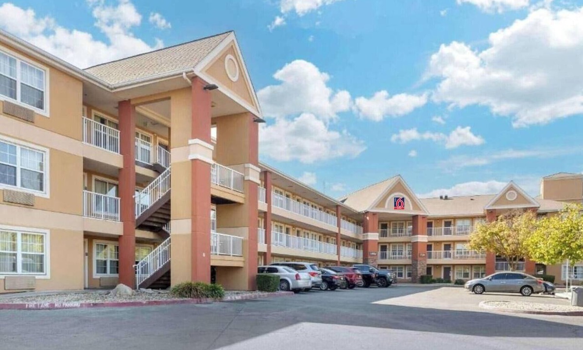 Raisin Apartment | 1 King Bed | Non-Smoking, Kitchen, Shower
