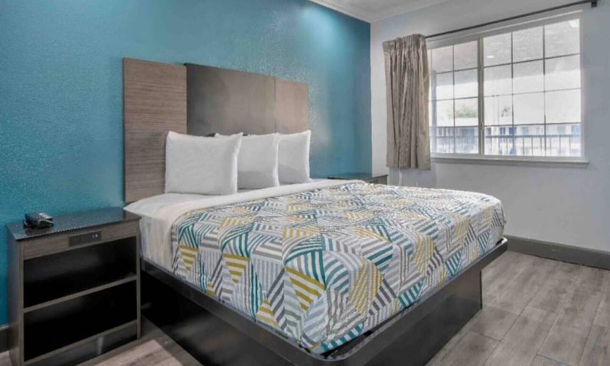 Carousel Apartment | 1 King Bed | Non-Smoking, Micfridge