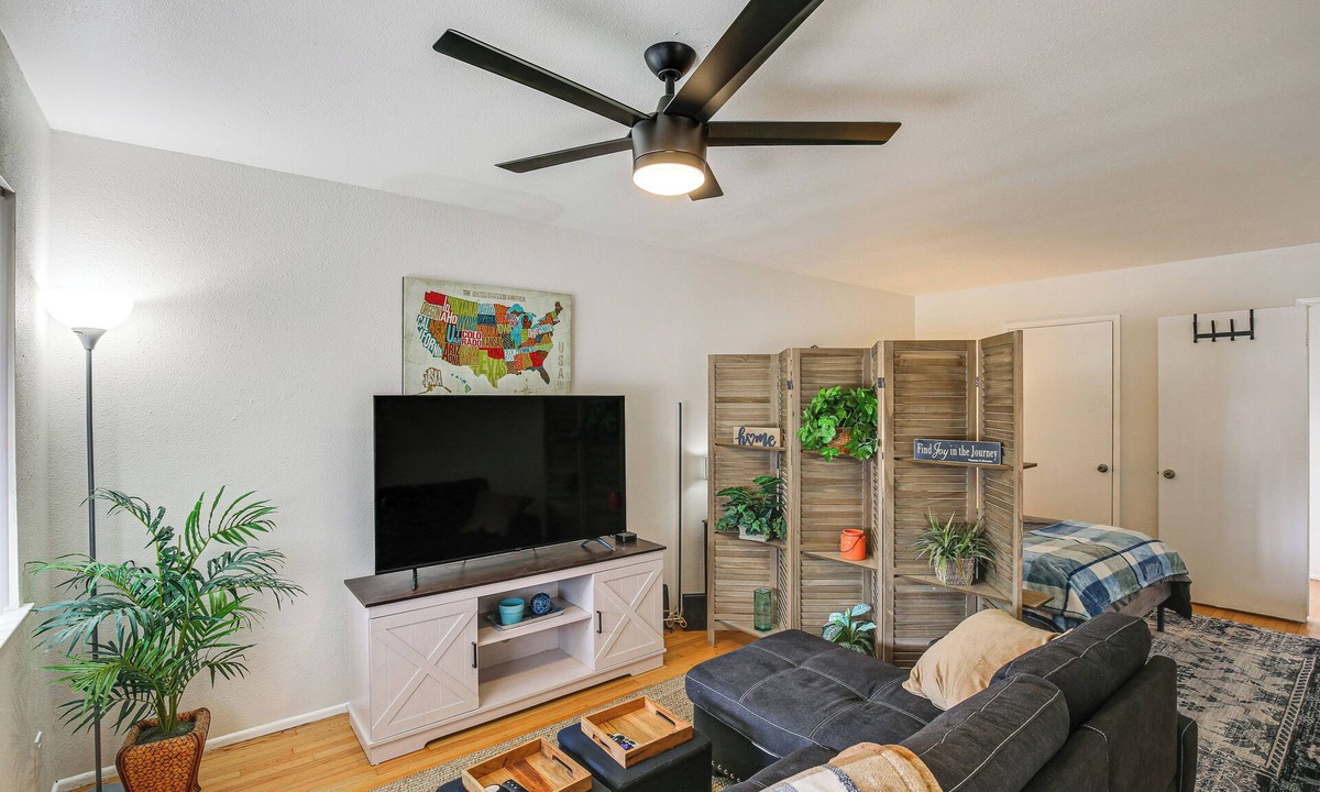 Harbor Apartment | 1 Mi to Ocean! Executive-Style Oasis in Long Beach