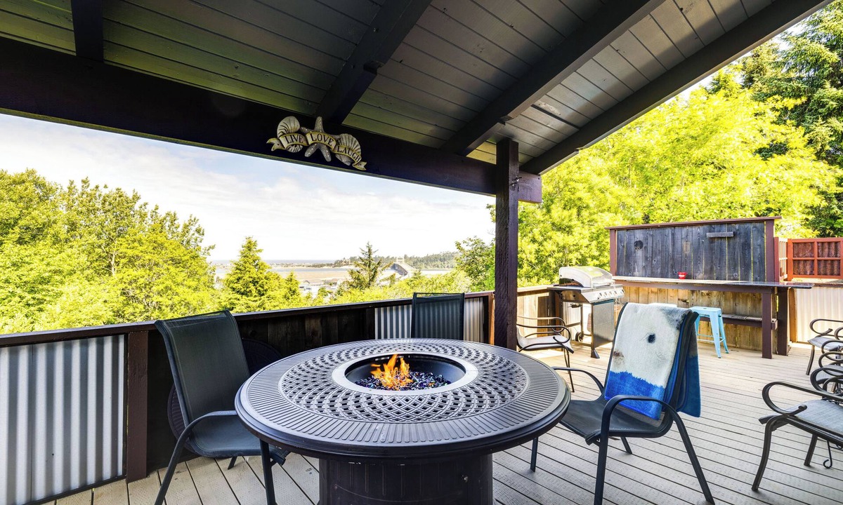 Waldport Cottage | < 1 Mi to Port of Alsea: Inviting Gem w/Views!