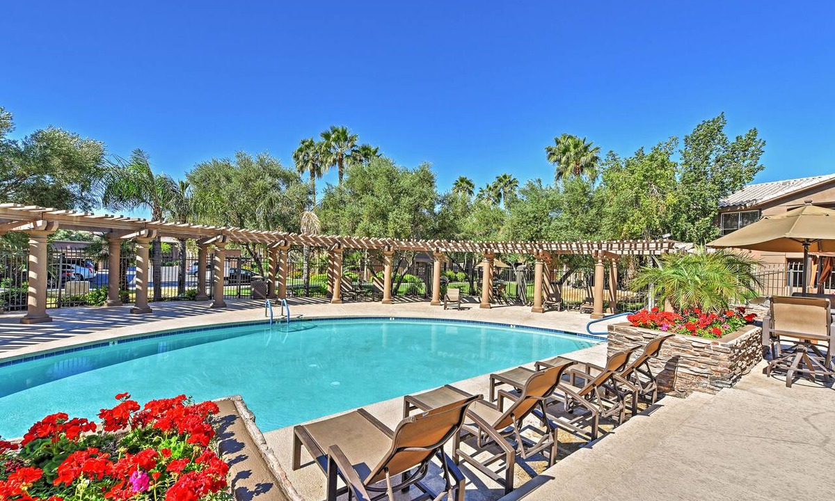 Paradise Valley Village Condo | < 1 Mi to Scottsdale Quarter! Resort Condo w/Pool