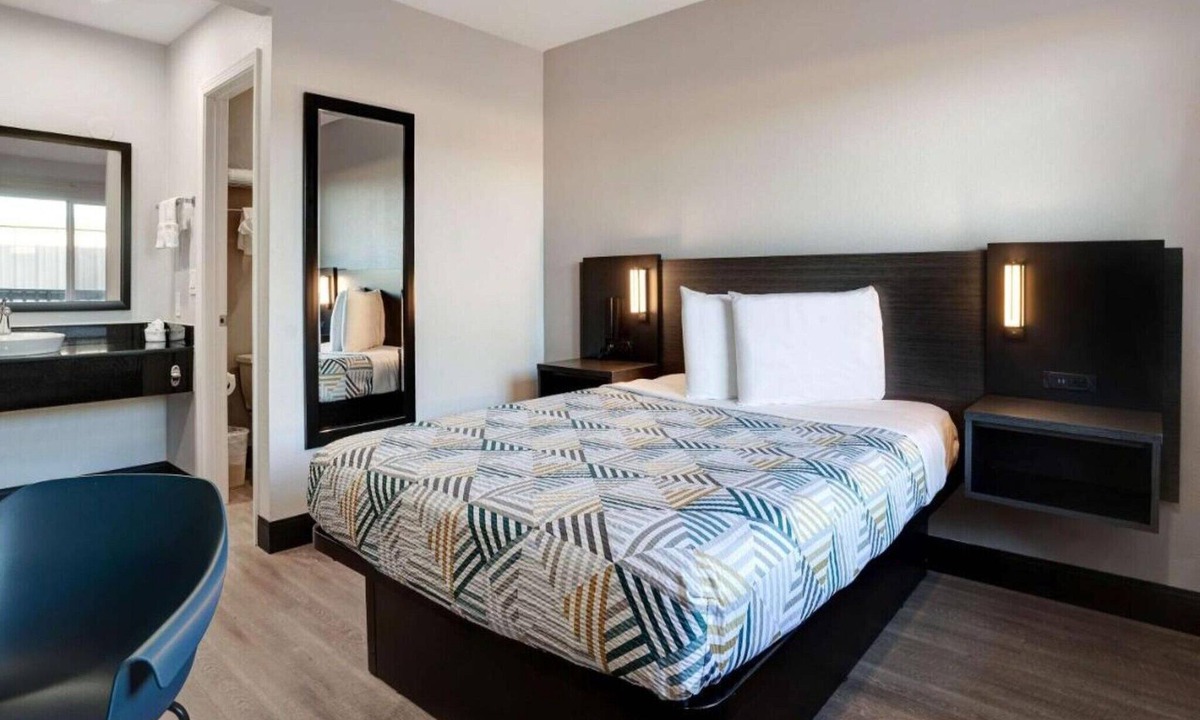 Eureka Apartment | 1 Queen Bed | ADA/RI Shower/Micfridge