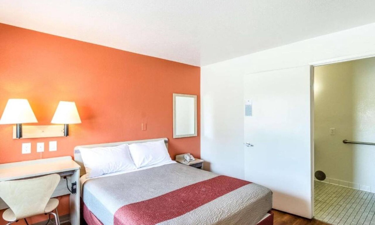 Redding Apartment | 1 Queen Bed | Micfridge