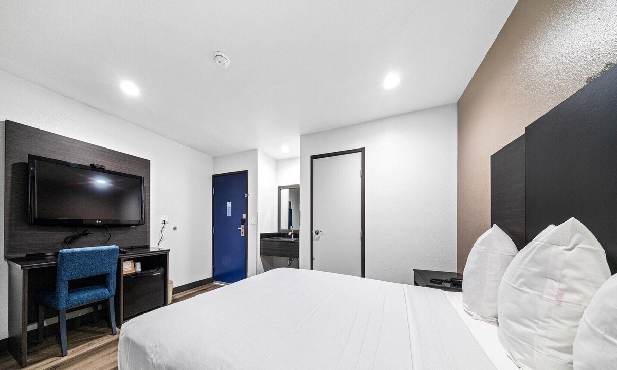 Townsite Apartment | 1 Queen Bed|Nsmk,Mini Fridge