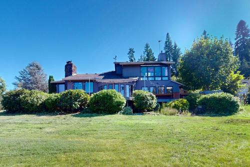 Foster House | 100 Yards to Foster Lake! Family Home w/Hot Tub