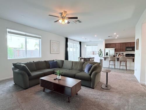 Elk Grove Villa | 10445 Luxury 5B 3B Near Casino AC n Prking GreatNeighbors