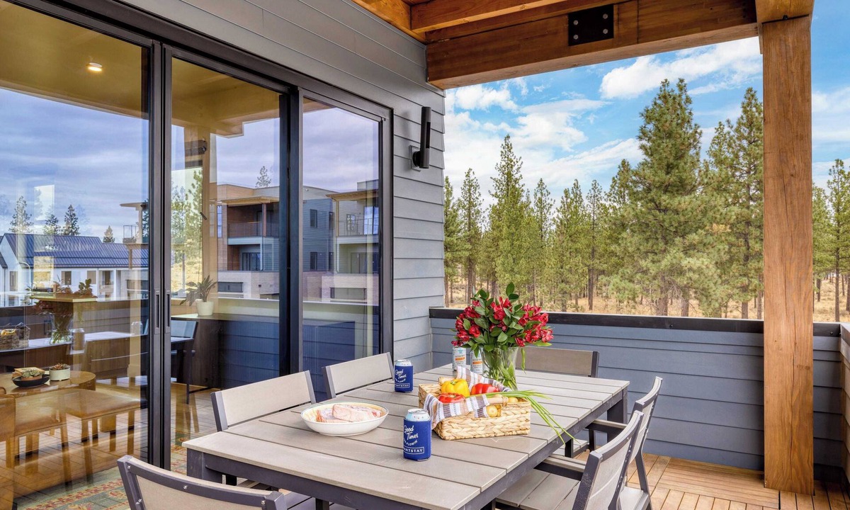 Bend Cottage | 1115 Aerie Buyout 2 Units, Near Downtown Hot Tub + Mountain View