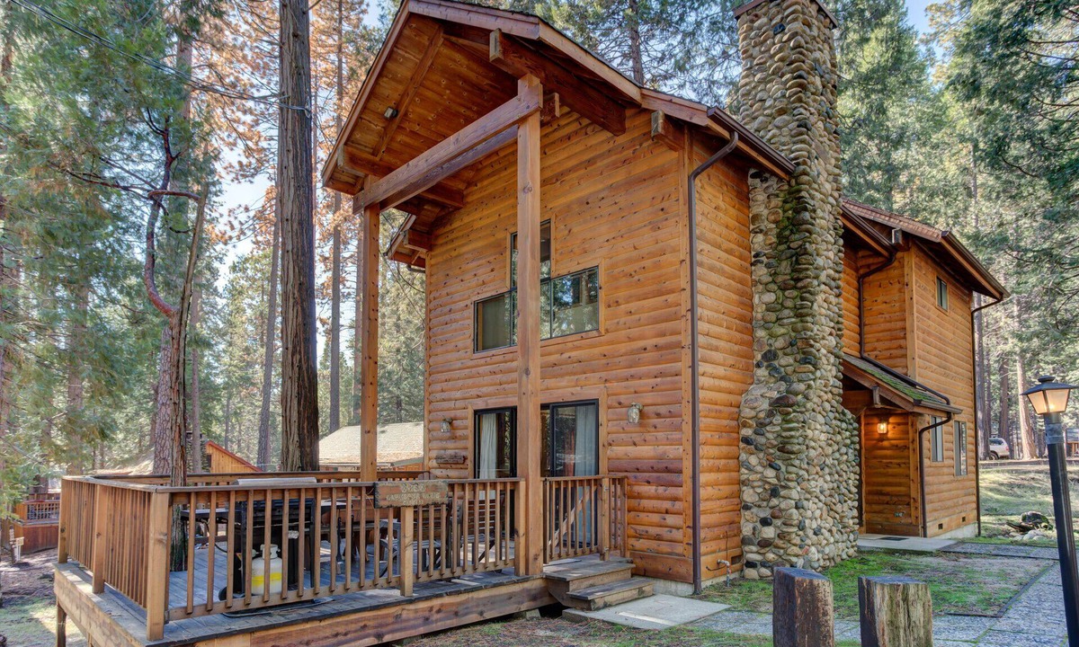 North Wawona Cabin | (12) Cabin Twelve at The Redwoods In Yosemite