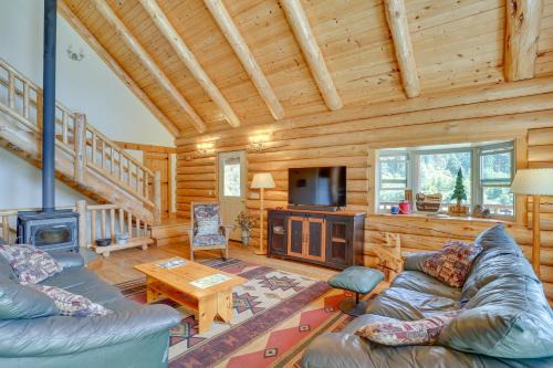 McCloud House | 13 Mi to Mt Shasta: Log Home on 60 Acres!