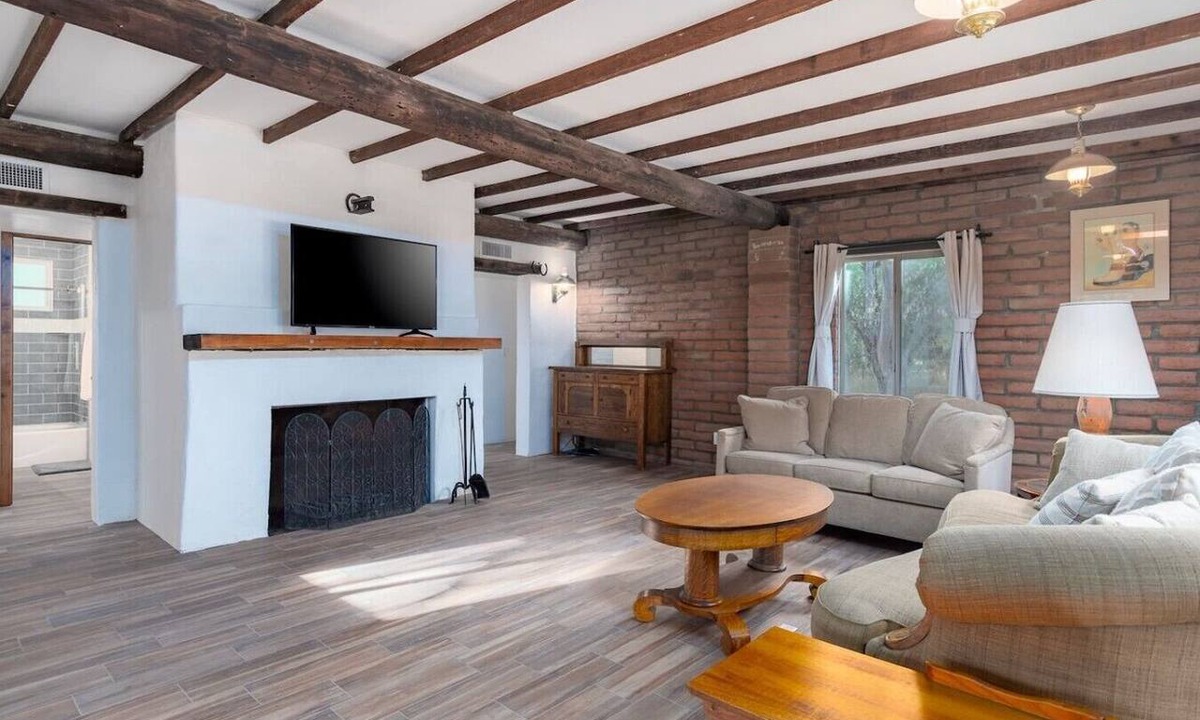 Tanque Verde House | 1945 Ranch House / Tanque Verde / 2 BR 1 BA