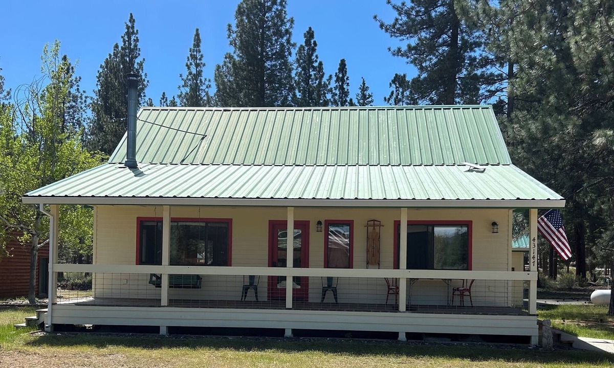 Old Station House | 1950's themed cute and cozy cabin in Old Station.