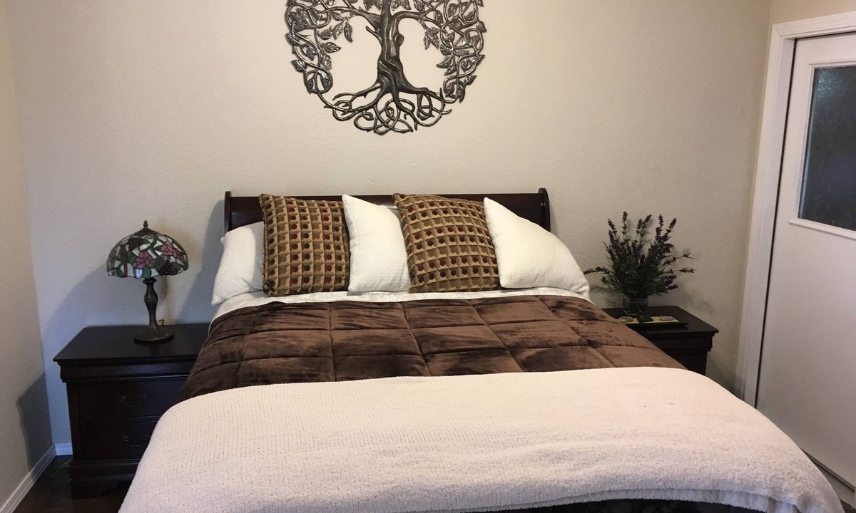 Cottonwood House | 1BR 1BA QUIET IN THE COUNTRY - PET FRIENDLY