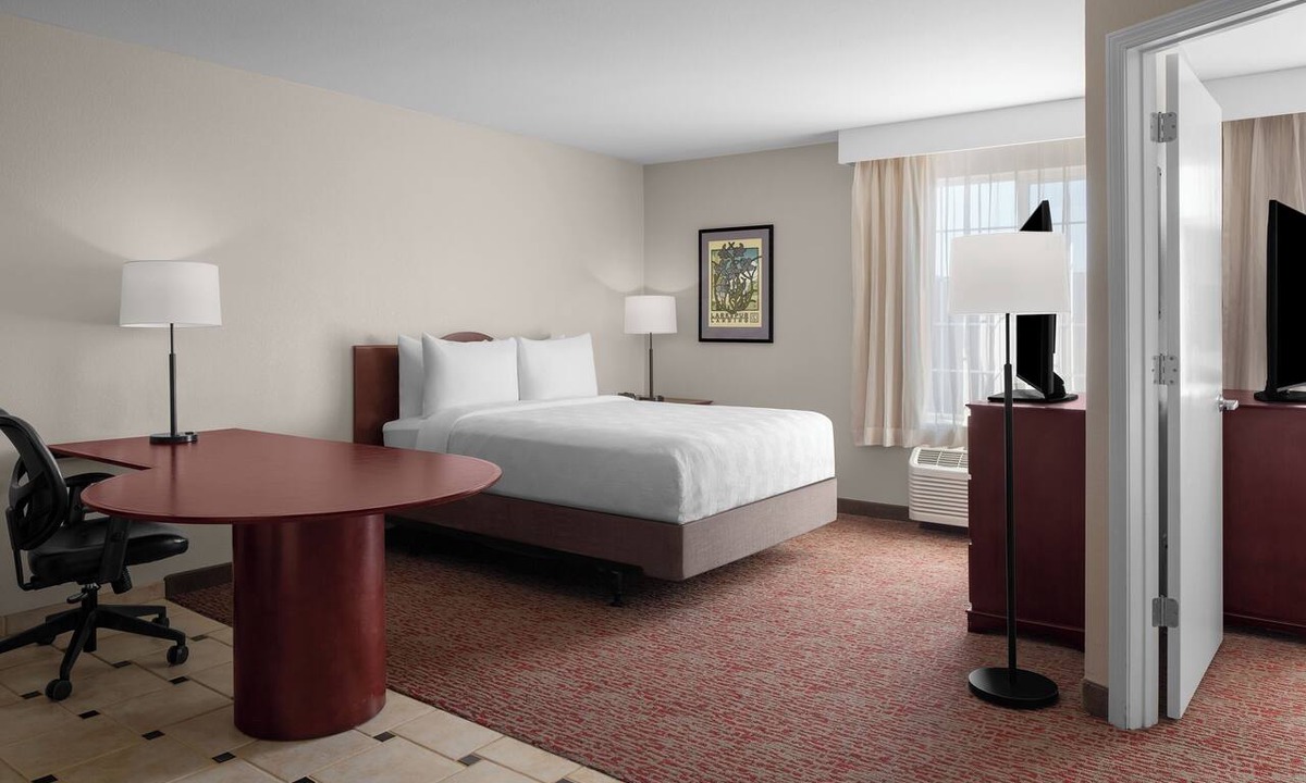 The East Side Hotel | 1BR Suite Near SF – Kitchen, DVD Library & Fresh Cookies!