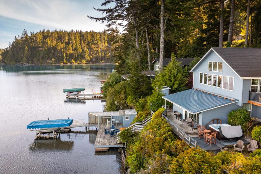 Dunes City House | 1M-Dollar Lakefront View, Private Dock, Kayaks, Hot Tub, Game Room, BBQ, Family