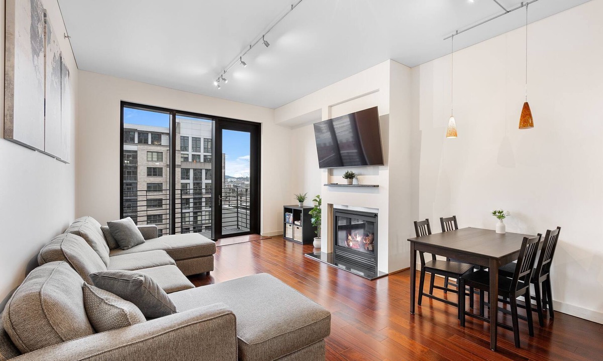 Pearl District Condo | 2 bed/bath condo in trendy Pearl District - with free parking