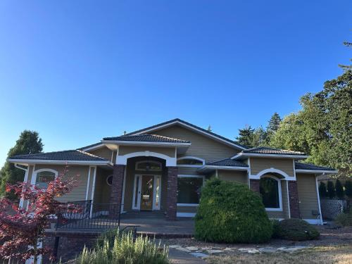 Eugene House | 2-Bedroom 2-Bathroom ThePALACE at Univ of Oregon Campus on I-5 Freeway near Hayward Field and Autzen Stadium! FREE WiFI & NEW Washer and Dryer and BBQ on Patio! Almost 2000 square foot all to yourself!