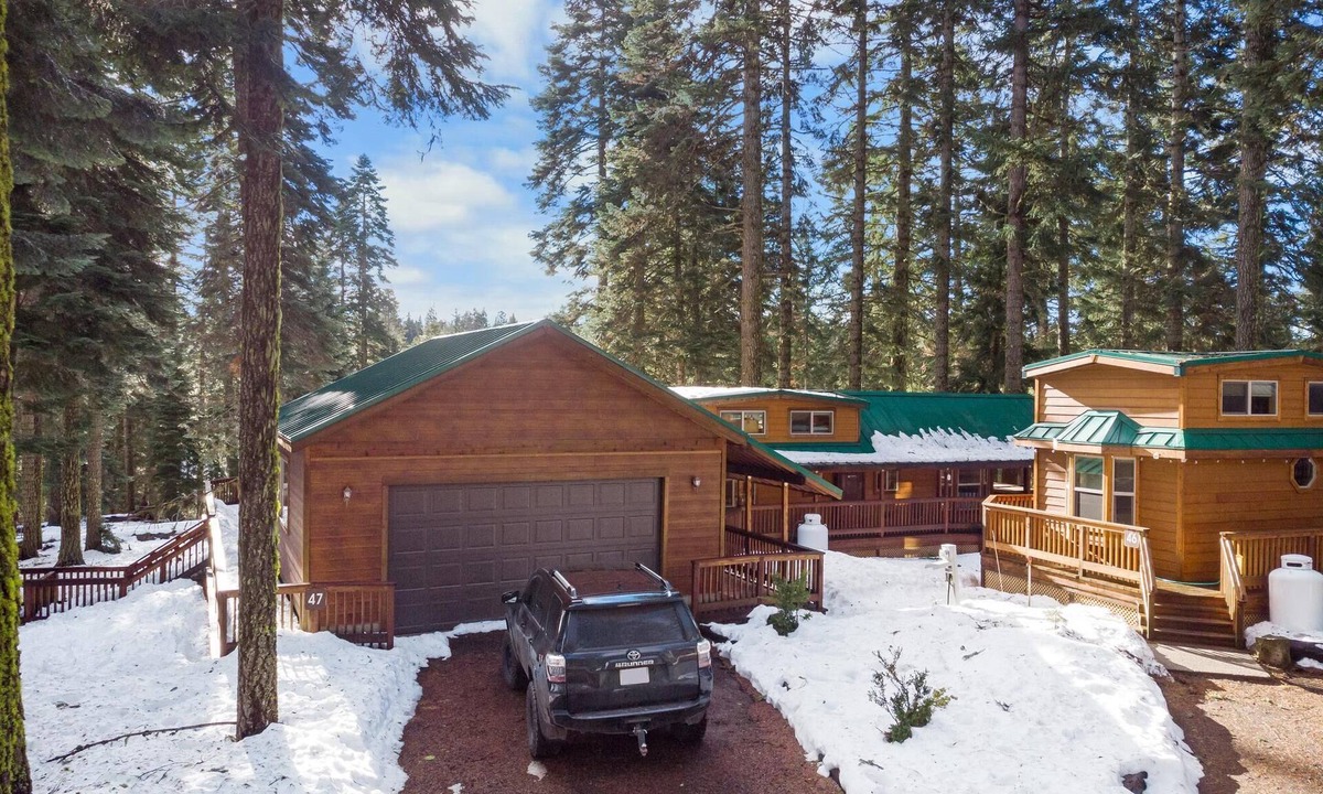 Ashland Cabin | 2 bedroom cabin plus loft, huge deck, lodge-style furnishings.
