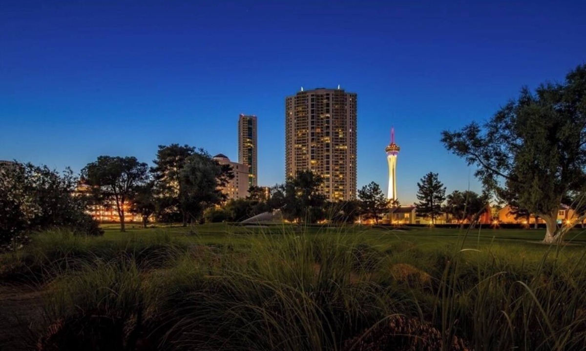Winchester Condo | 2-bedroom Condo in Las Vegas Country Club! AC, pools, hot tubs and a gym!