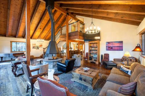 Incline Village House | 2 Blocks to Lake Tahoe! Group Gem w/Hot Tub