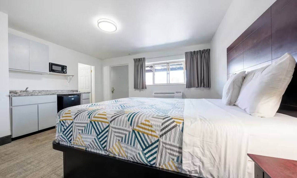 Hollywood District Hotel | 2 Comfortable Rooms Close to Portland Attractions – Easy Transit Access