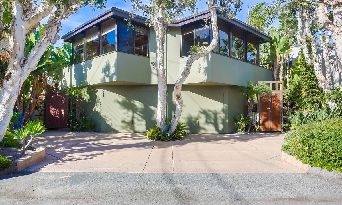Del Mar House | 2 Connected Homes Walking Distance to the Beach and Track: The Surf & Turf in Del Mar