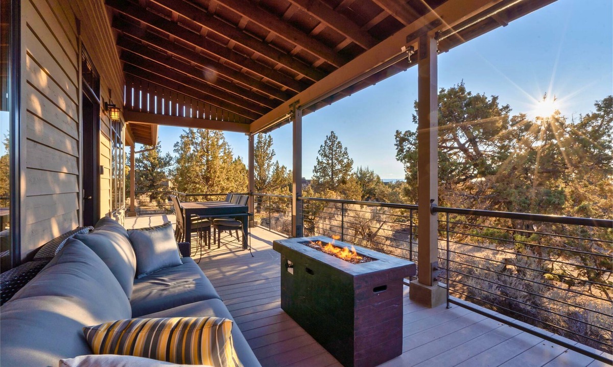 Powell Butte Cabin | 2 Kings+Twin | Hot Tub | Fire Table | Modern Cabin