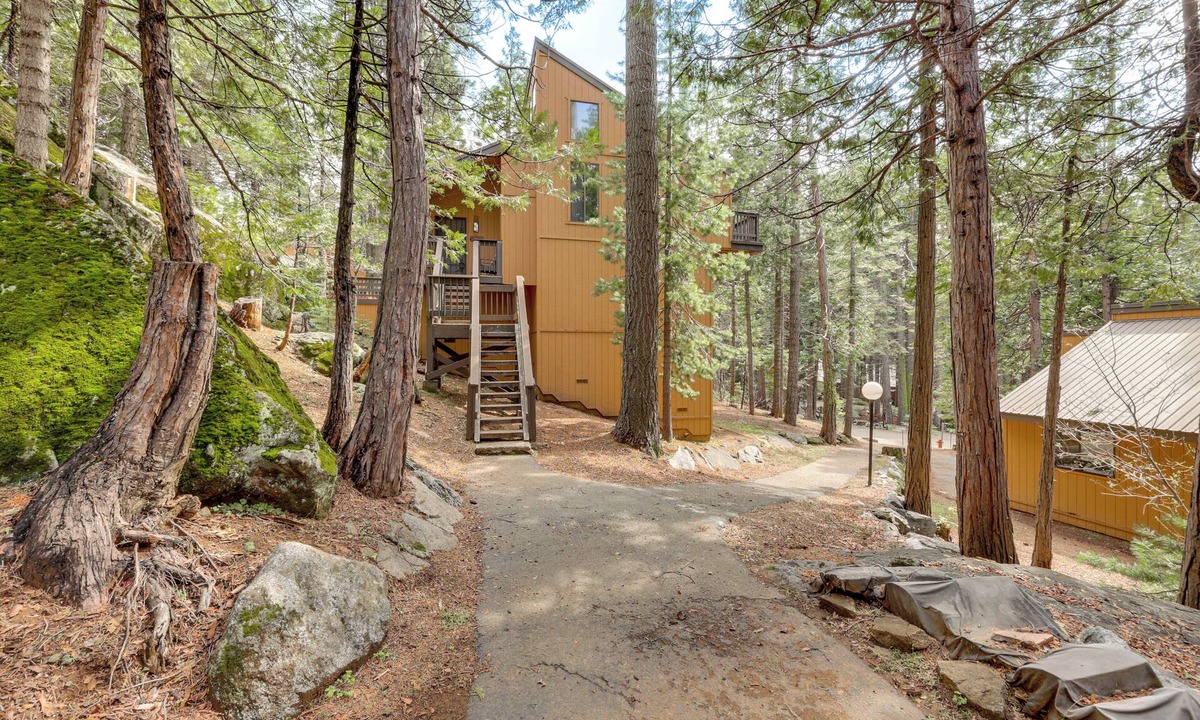 Shaver Lake House | 2 Mi to Dorabella Cove: Dog-Friendly Townhouse!