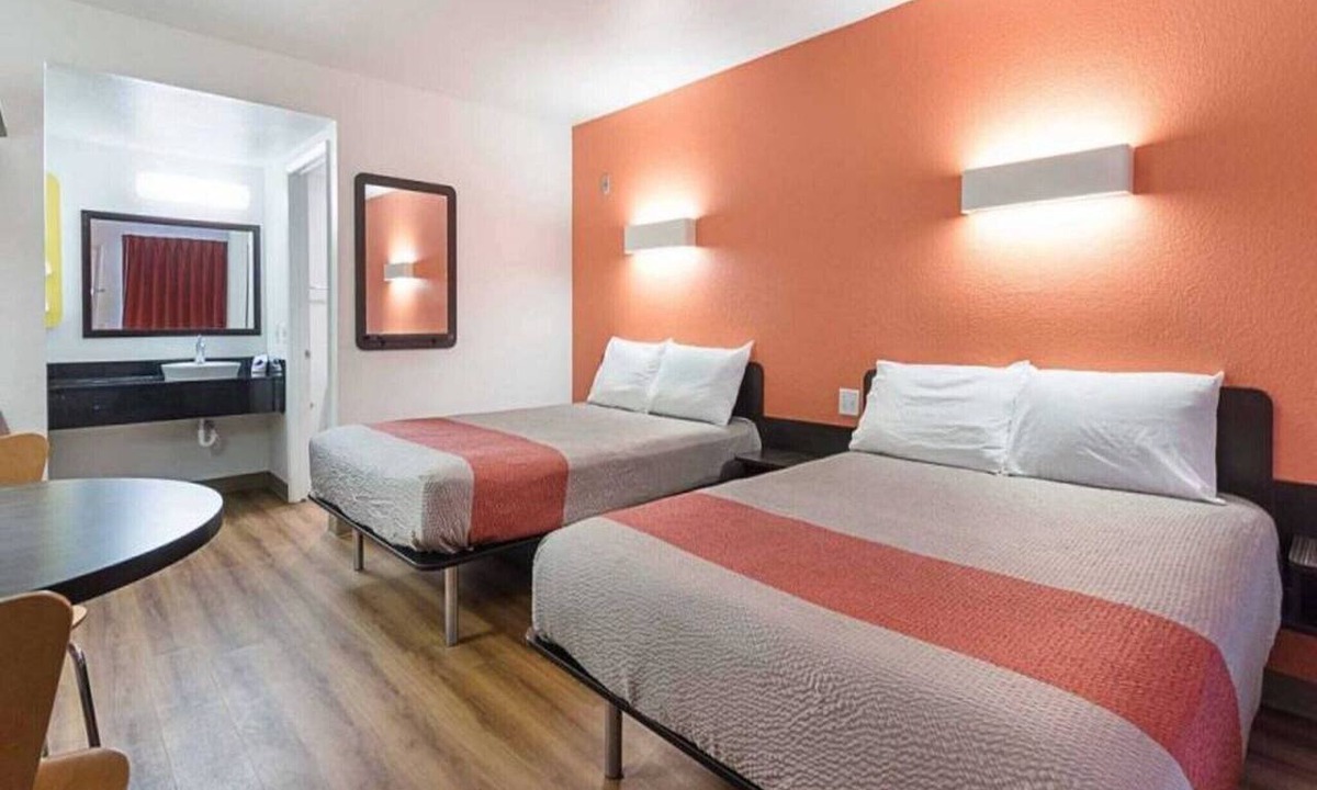 Fresno Apartment | 2 Queen Beds|Smk,Micfridge