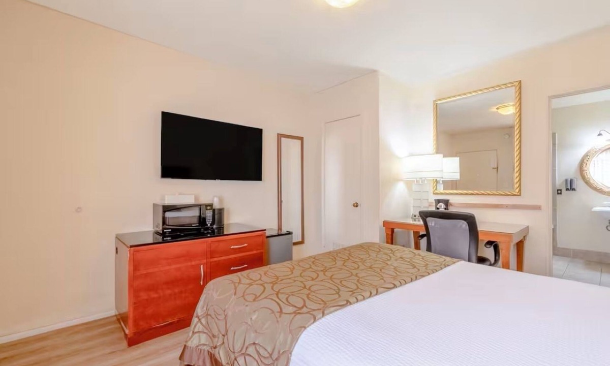 Yuma Townsite Hotel | 2 Queen Room Stay | Onsite Pool & Gym | Close to Colorado River Trails