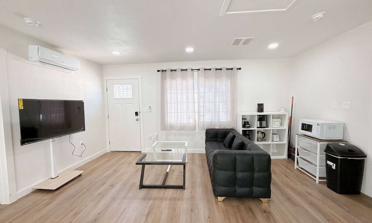 Arcadia House | 2 Suites in the guest house good for family/co-workers one parking spot only