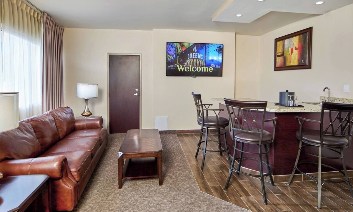Downtown Las Vegas Hotel | 2 Updated Suites with Wet Bar, Dining & Entertainment - Steps to Neon Museum