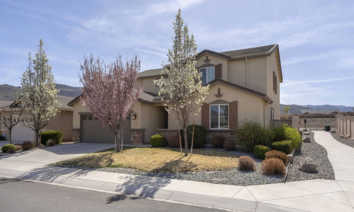 Reno House | 20 mins to Mt Rose SKI TAHOE & 35 Mins to Tahoe & Mt Views 5 Beds 3 Baths Home