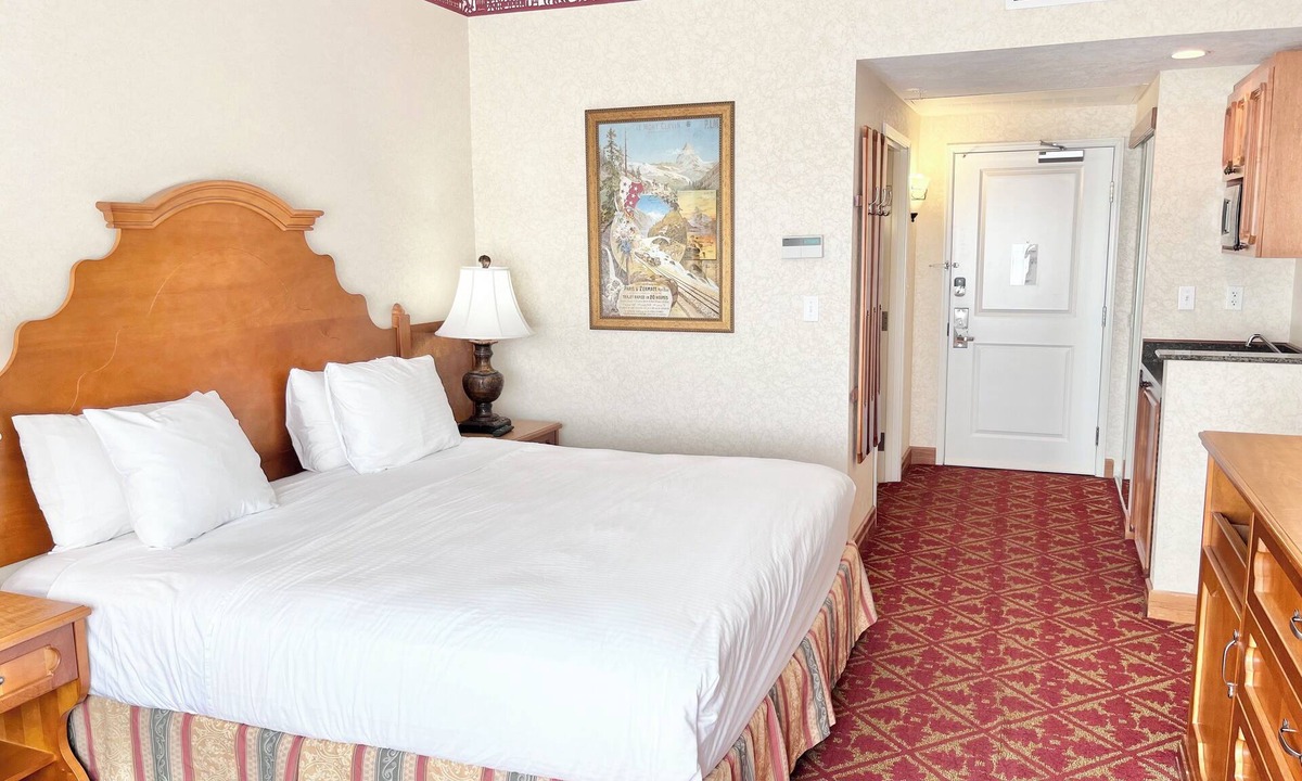 Midway Condo | 207 | Golf & Mountain Views | King Zermatt Suite