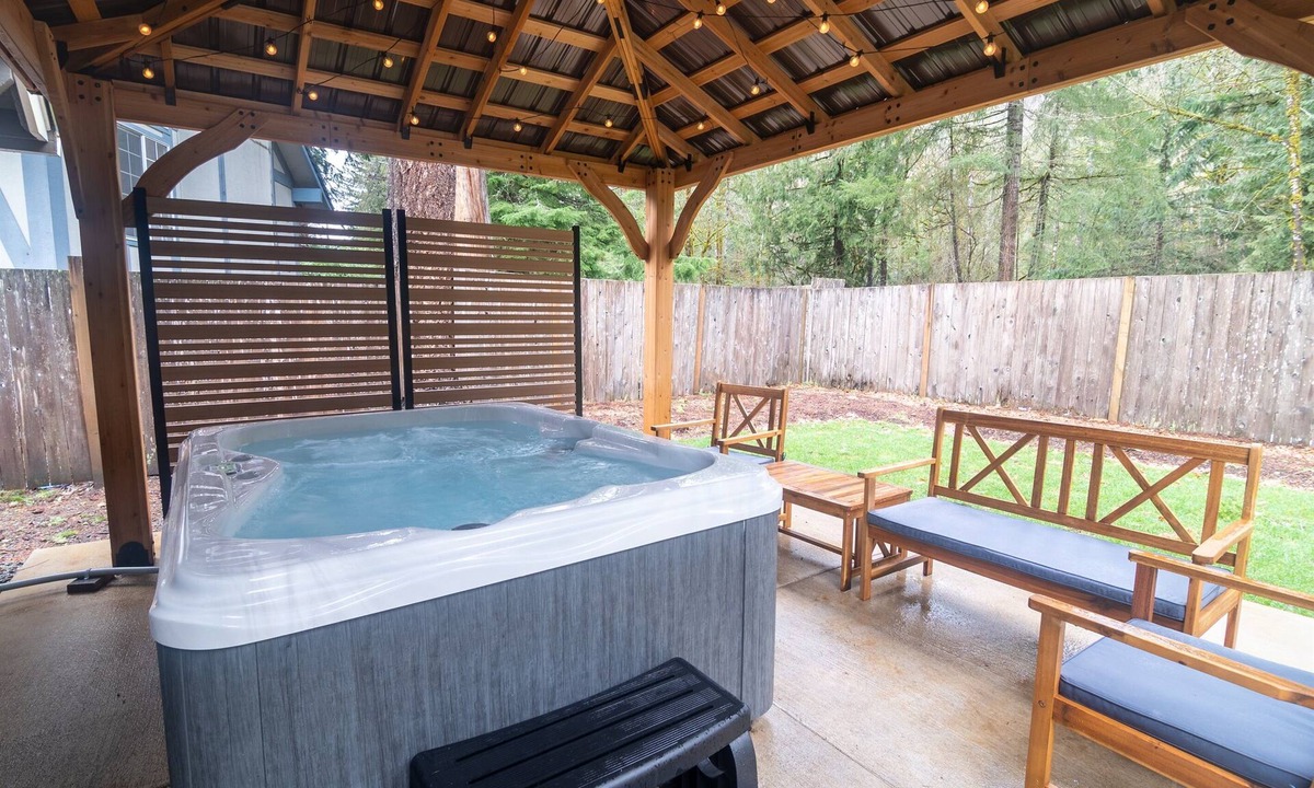 Mount Hood Village Cabin | 2BR Cabin w/Pool, AC, Hot Tub, Near Trails