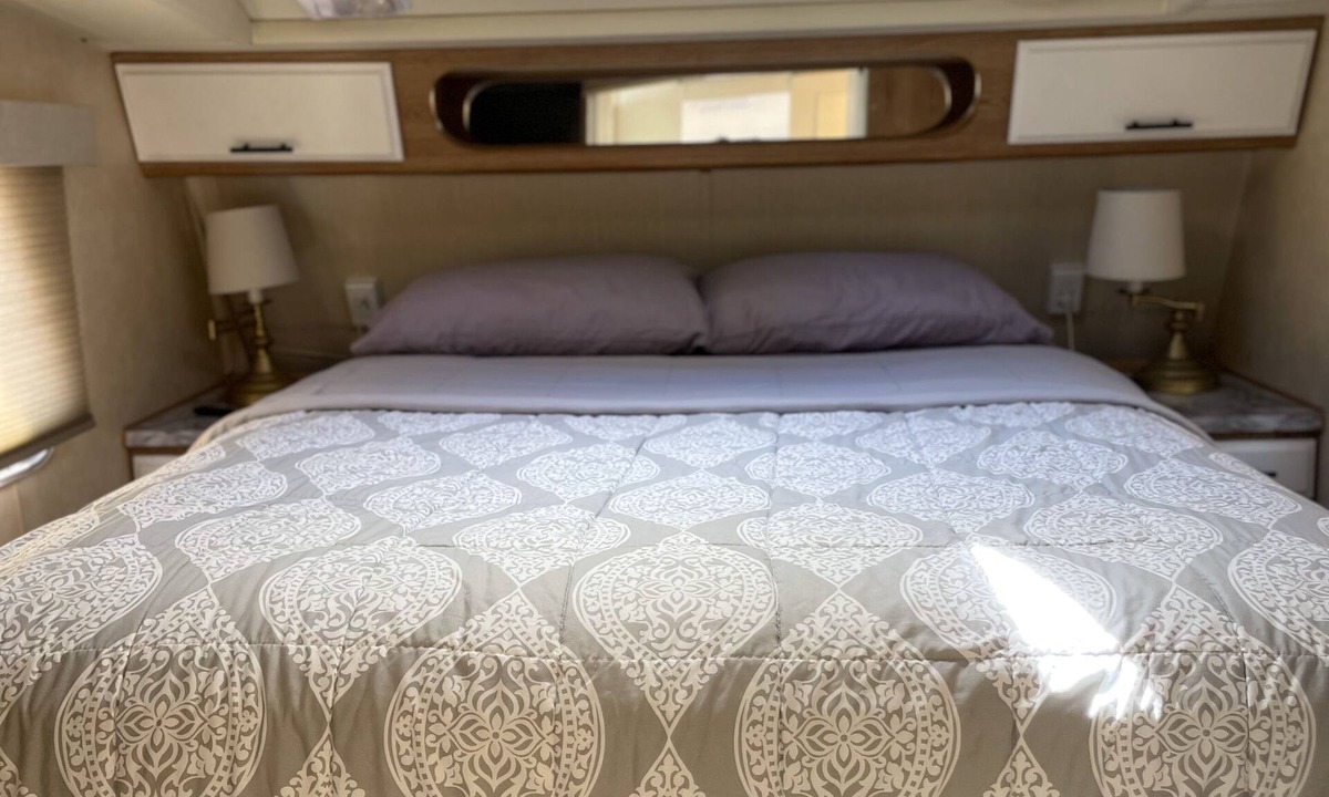 Moreno Valley House | 2RV/Stunning and comfortableCamper/private/freeparking/internet and Netflix