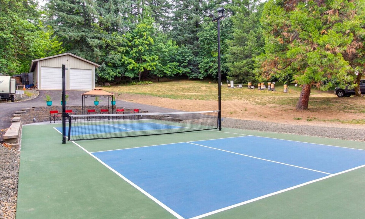 Thurston House | 3-Acre Retreat w Fire Pit, Pickleball & Gazebo