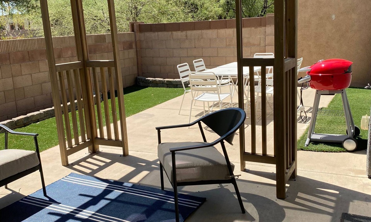 Campus Farm House | 3 BDR 2.5 BATH TOWNHOME @ 1ST AND LIMBERLOST (WHOLE HOUSE)