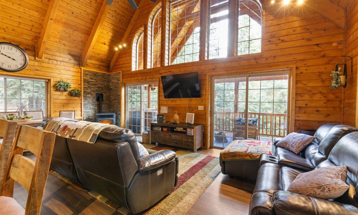 Meadow View Heights Cabin | 3 Bedroom, 4 Bed, 3 bathroom Cabin with Hot Tub in Duck Creek