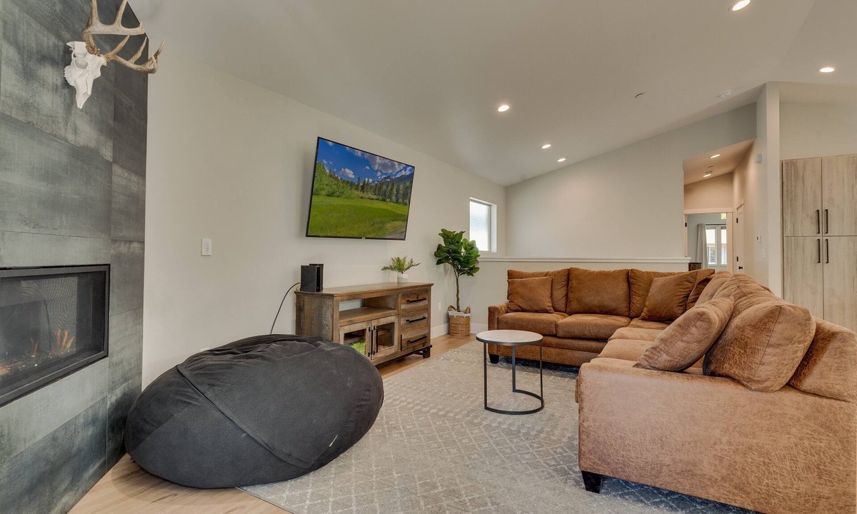 Y Area House | 3 Bedroom, AC, Hot Tub, Grill, Newly Built, Open Floor Plan, Wifi, 1 of 6 – Emerald Bay Escape