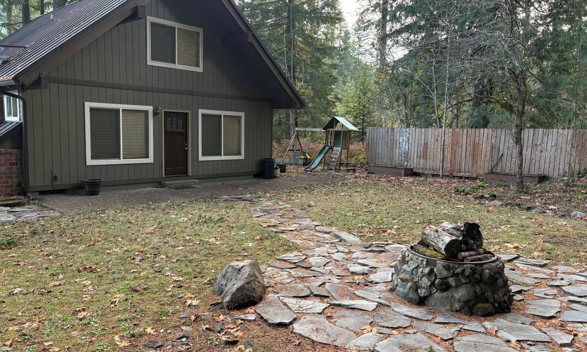 Rhododendron Cabin | 3-bedroom cabin in Rhododendron perfect for relaxing getaway, near skiing & MTB