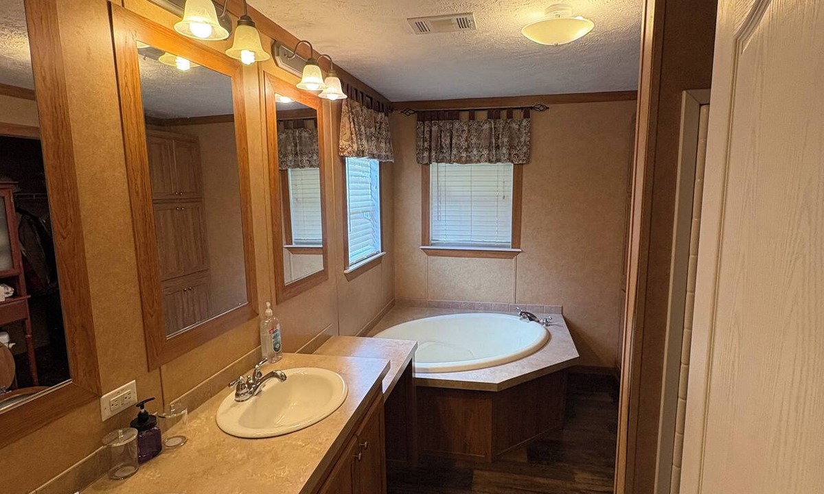 Mannford Other | 3-bedroom farmhouse in wonderful Mannford with AC comfort Near Keystone Lake