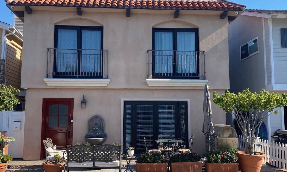 Newport Beach House | 3 br best location steps to historic Marine Avenue ez off and on the Island