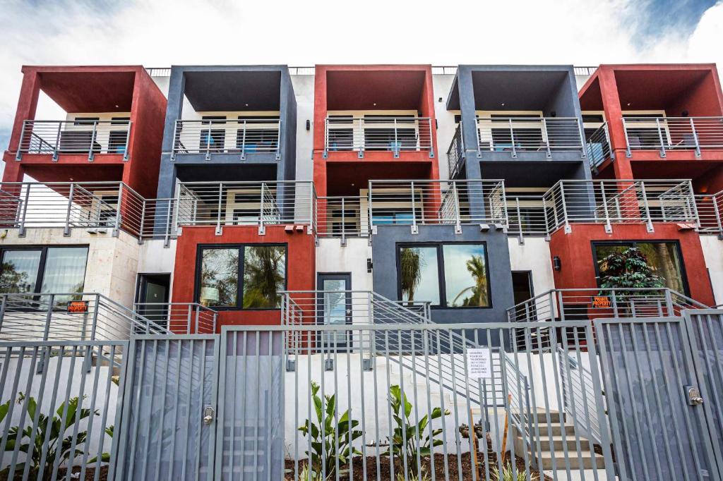 Bankers Hill House | 3 Floor TownHouse Next to Downtown Max 12 sleepers
