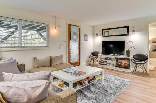 Lair Hill Apartment | 3 Mi to Downtown Portland: Lush Flat w/Fire Pit