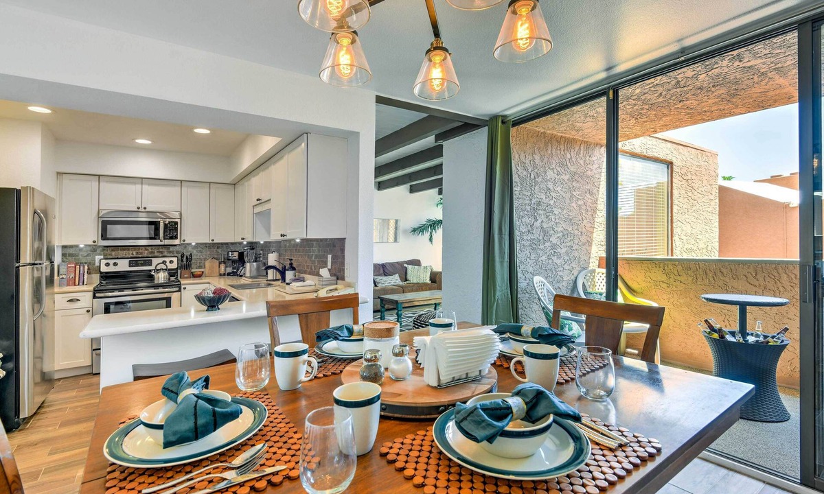 Scottsdale Lodge Apartment | 3 Mi to Old Town: Scottsdale Condo w/Pool & Lake