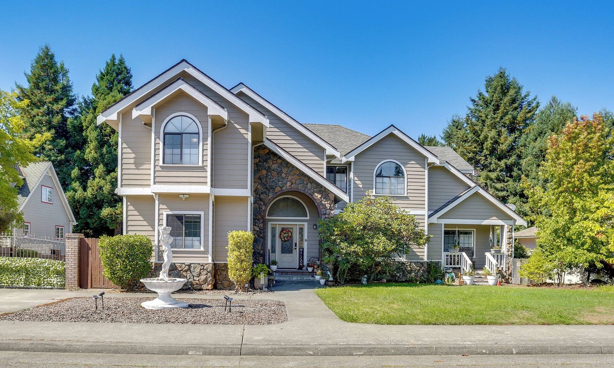Eureka House | 3 Mi to Sequoia Park Zoo: Spacious Home w/Sunroom